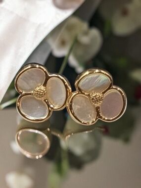 14K Italy Gold Mother of Pearl Flower Stud Earrings 1.83g
